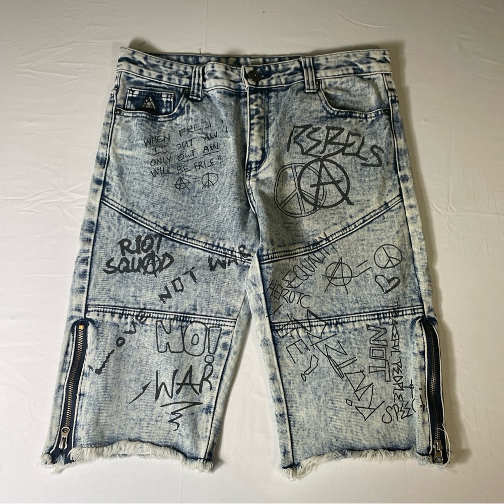 DNM COLLECTION MEN'S SIZE 32 GRAFFITI BLUE JEAN SHORTS DC 1983. PRE-OWNED.